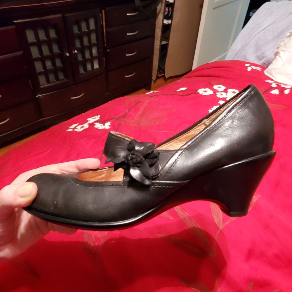 Softspots black with flower Marry Janes